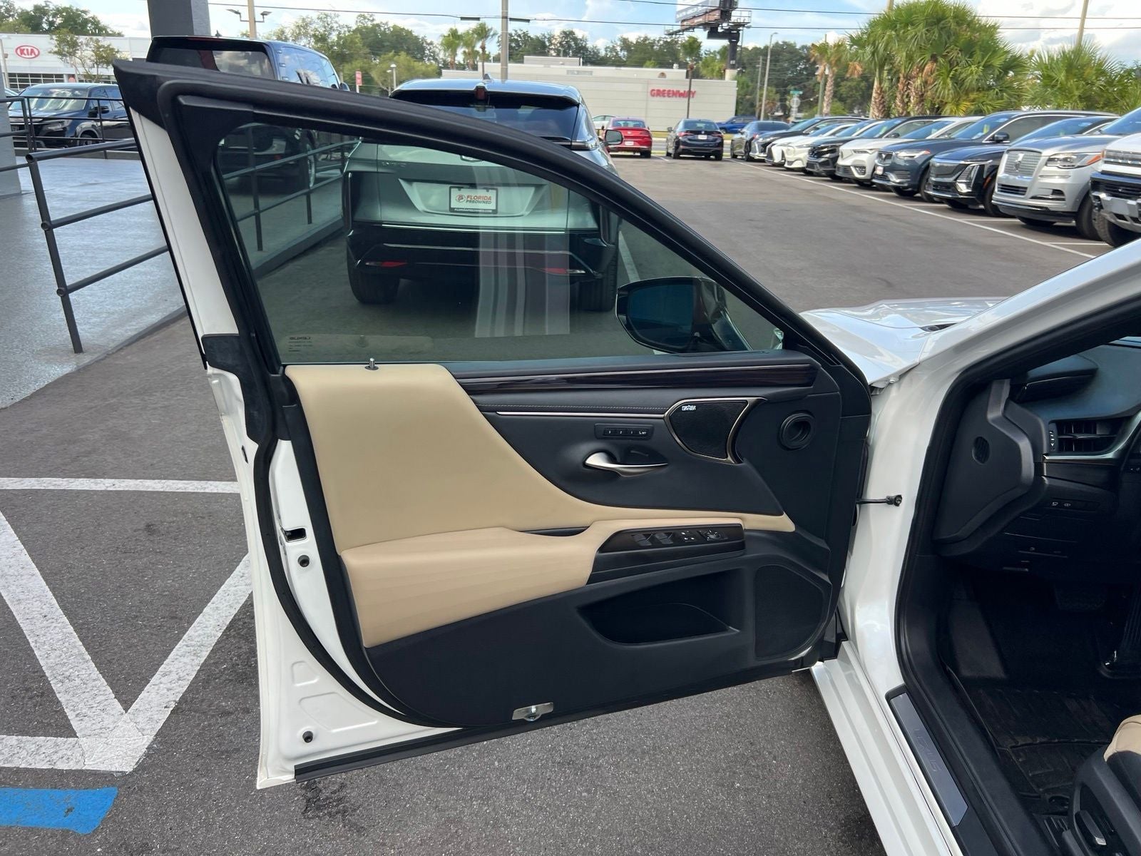 2019 Lexus ES 300h Ultra Luxury