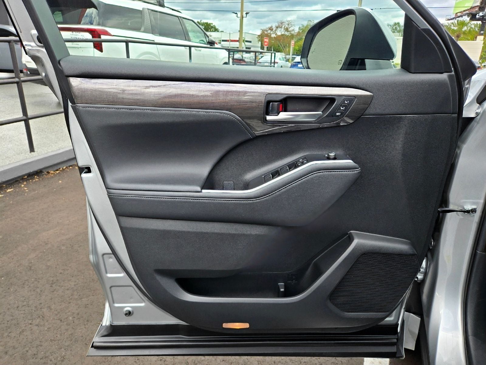 2023 Toyota Highlander Hybrid Platinum