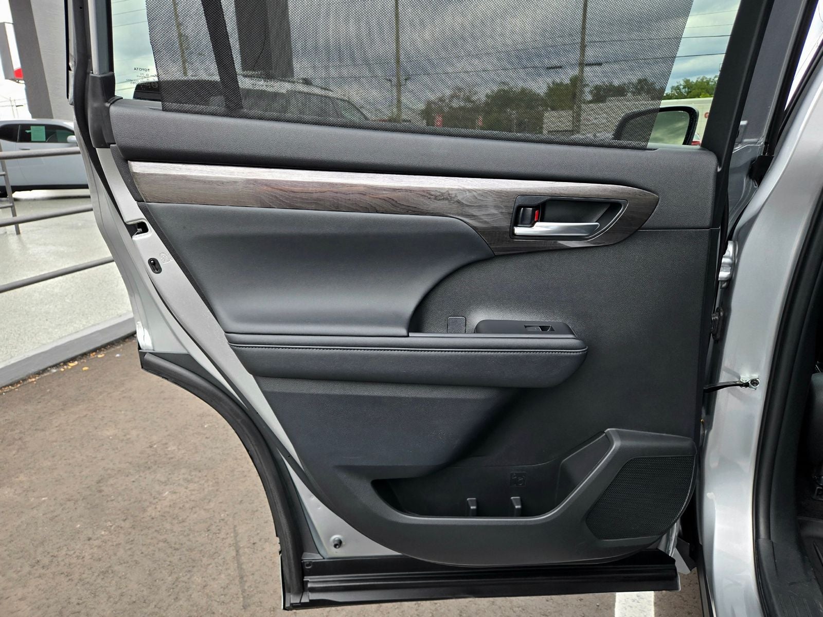 2023 Toyota Highlander Hybrid Platinum