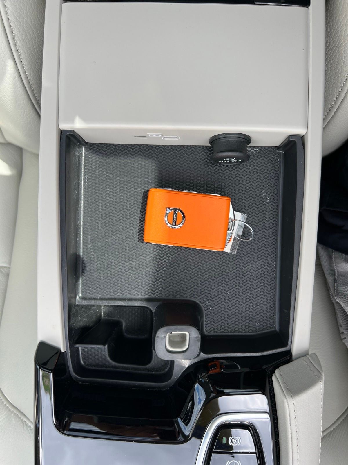 2023 Volvo S60 Recharge Plug-In Hybrid T8 Plus Dark Theme