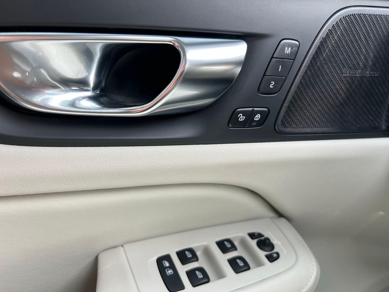 2023 Volvo S60 Recharge Plug-In Hybrid T8 Plus Dark Theme
