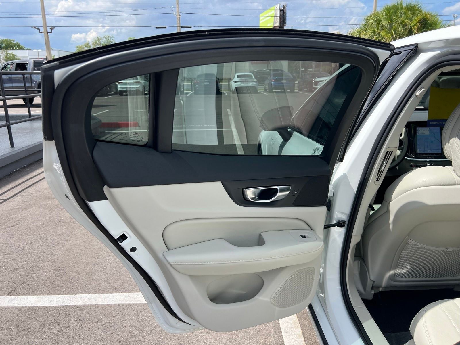 2023 Volvo S60 Recharge Plug-In Hybrid T8 Plus Dark Theme