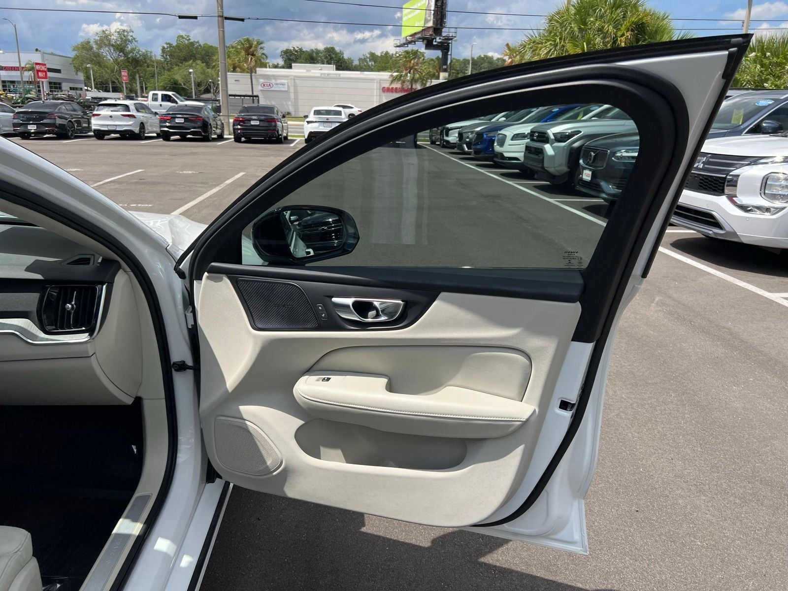 2023 Volvo S60 Recharge Plug-In Hybrid T8 Plus Dark Theme