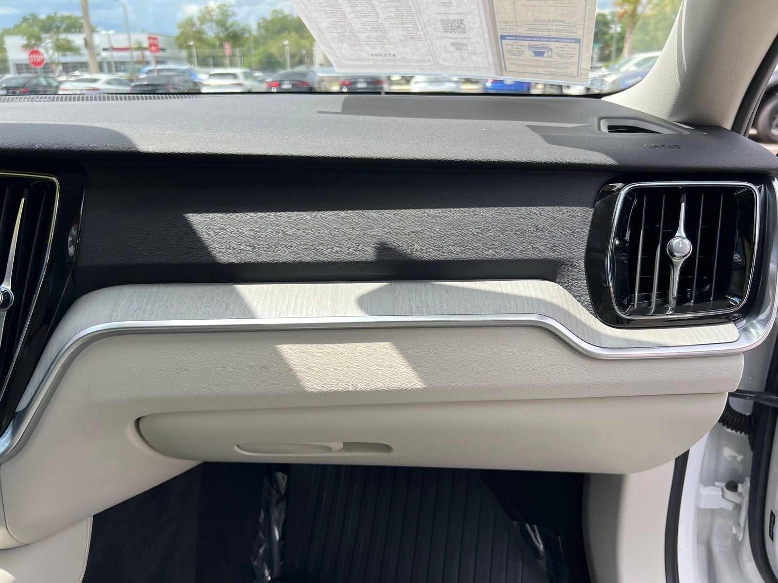 2023 Volvo S60 Recharge Plug-In Hybrid T8 Plus Dark Theme
