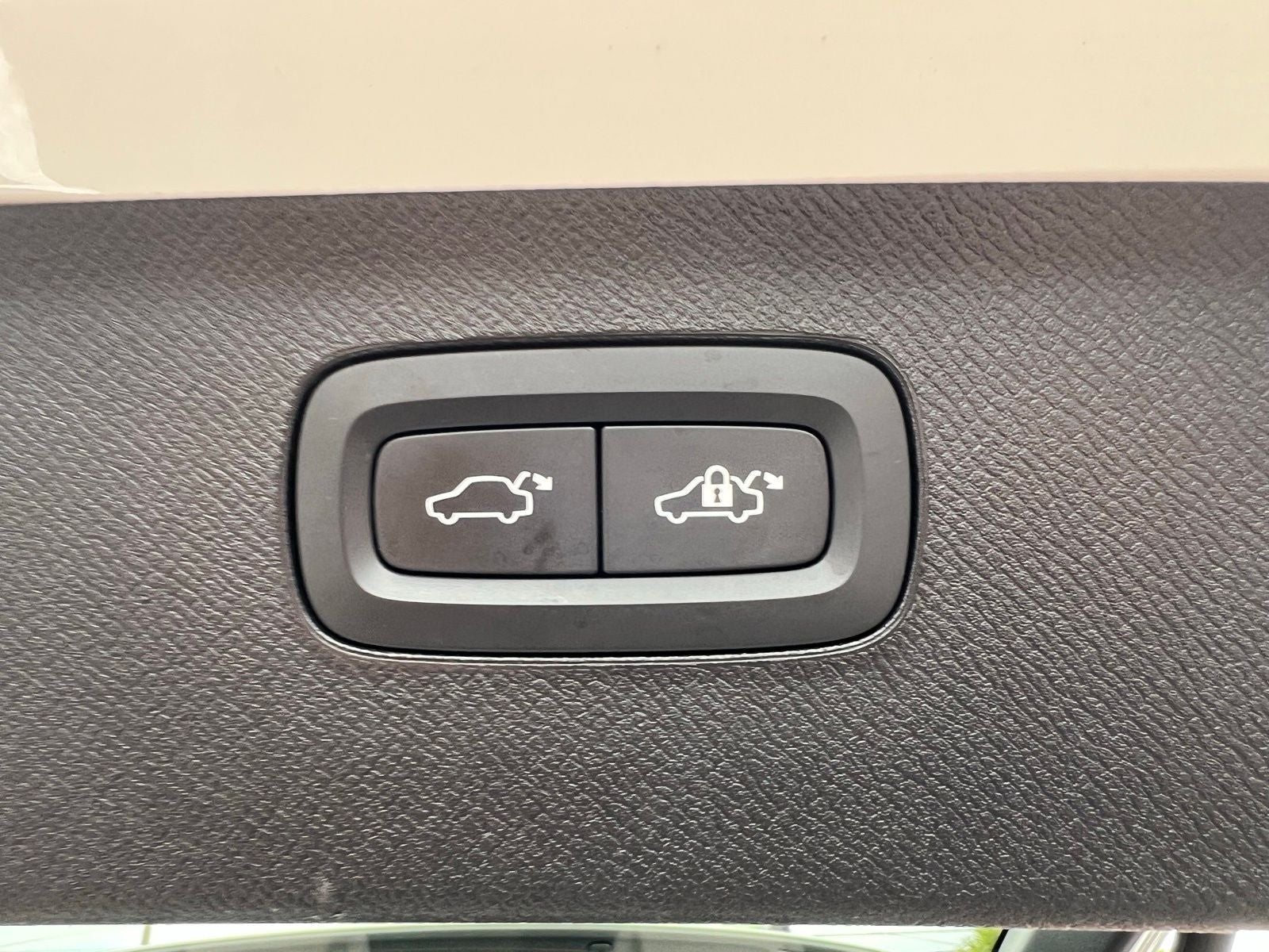 2022 Volvo XC90 T5 Momentum