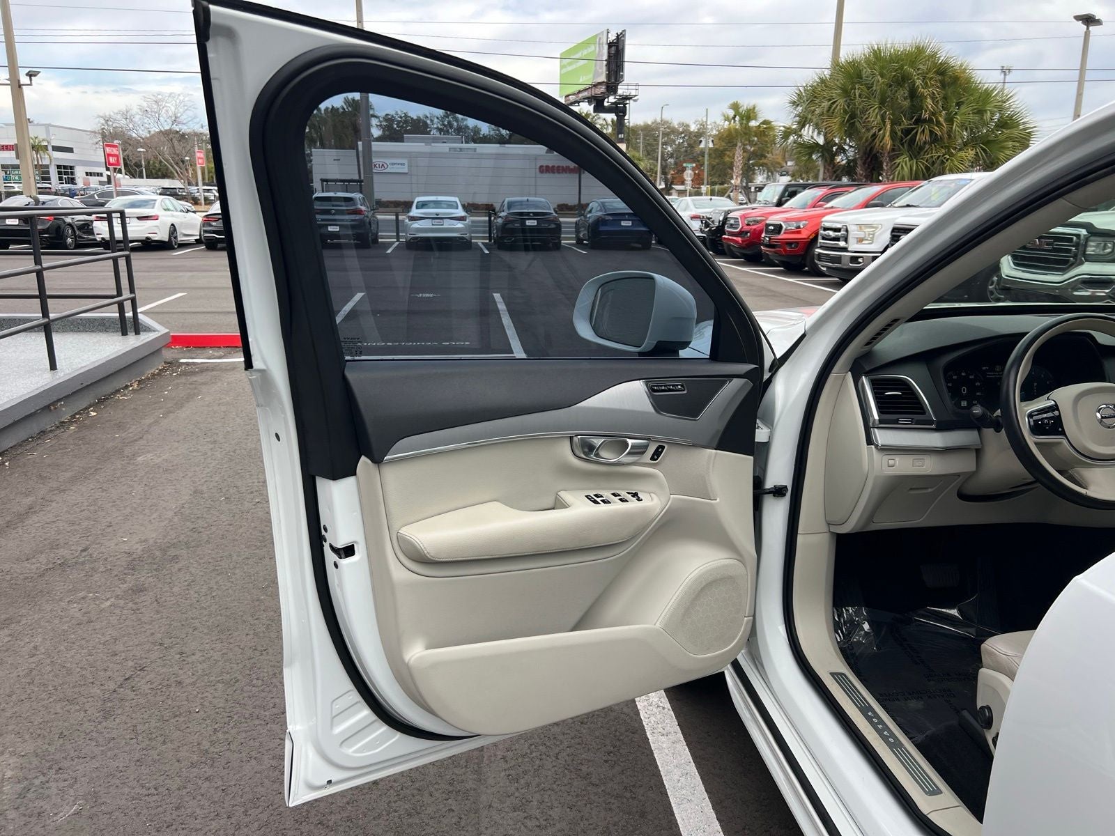 2022 Volvo XC90 T5 Momentum