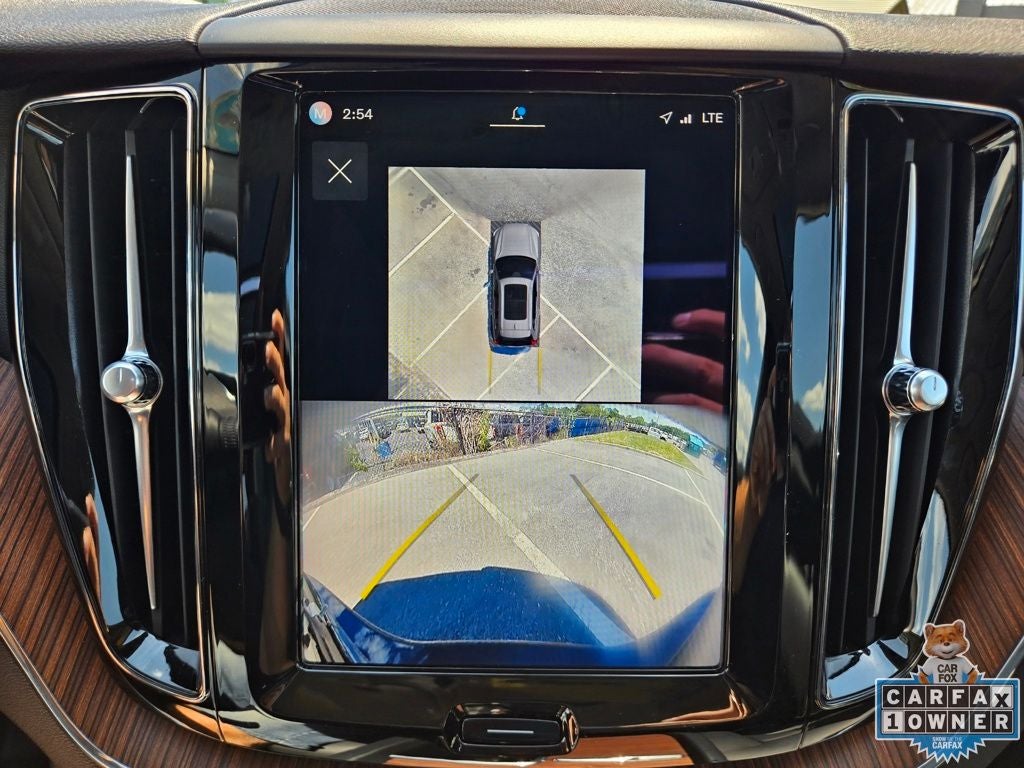 2024 Volvo XC60 B5 Plus Dark Theme