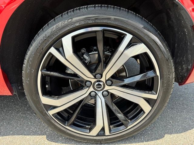 2024 Volvo XC60 B5 Ultimate Dark Theme