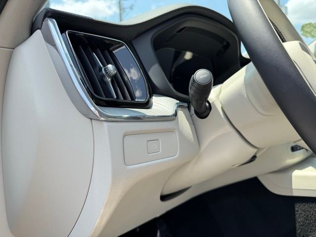 2024 Volvo XC60 B5 Ultimate Dark Theme