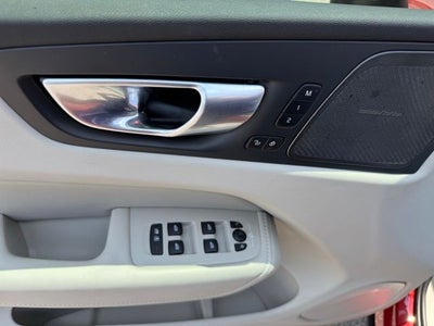 2024 Volvo XC60 B5 Ultimate Dark Theme