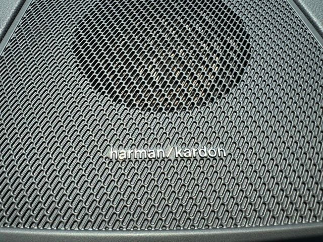 2024 Volvo XC60 B5 Ultimate Dark Theme