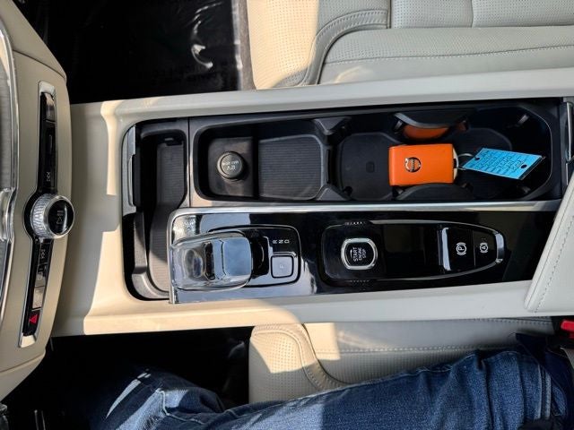 2024 Volvo XC60 B5 Ultimate Dark Theme