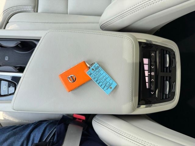 2024 Volvo XC60 B5 Ultimate Dark Theme