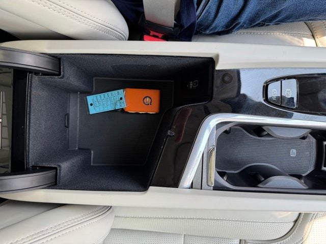 2024 Volvo XC60 B5 Ultimate Dark Theme