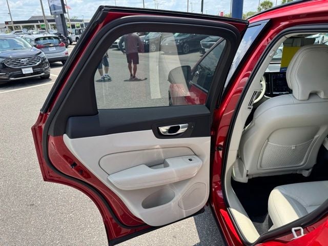 2024 Volvo XC60 B5 Ultimate Dark Theme