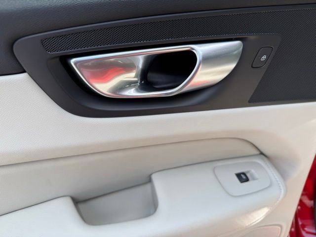 2024 Volvo XC60 B5 Ultimate Dark Theme