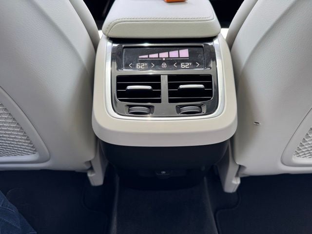 2024 Volvo XC60 B5 Ultimate Dark Theme