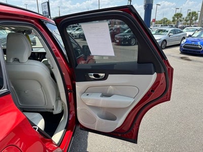 2024 Volvo XC60 B5 Ultimate Dark Theme