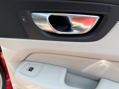 2024 Volvo XC60 B5 Ultimate Dark Theme