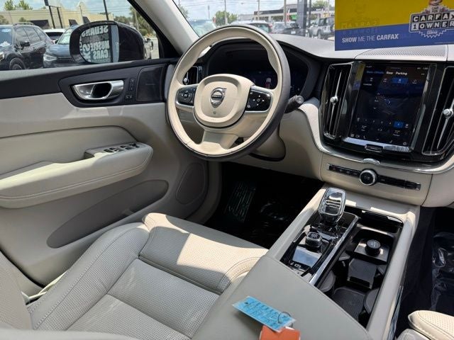 2024 Volvo XC60 B5 Ultimate Dark Theme